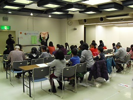 第4回 紙飛行機競技会 写真 紙飛行機製作の様子1