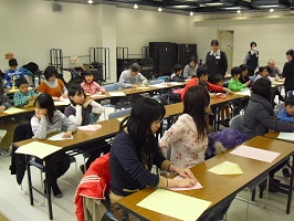 第4回 紙飛行機競技会 写真 紙飛行機製作の様子3