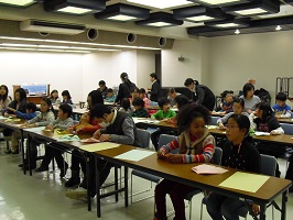 第4回 紙飛行機競技会 写真 紙飛行機製作の様子4