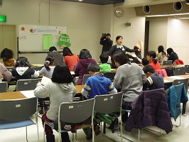 第4回 紙飛行機競技会 写真 紙飛行機製作の様子5