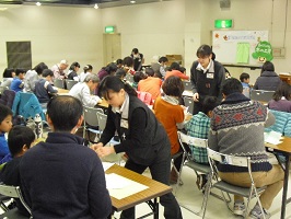 第4回 紙飛行機競技会 写真 紙飛行機製作の様子6