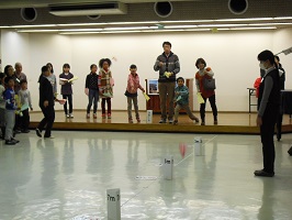 第4回 紙飛行機競技会 写真 練習タイム2