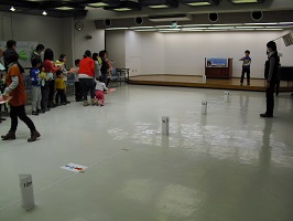 第4回 紙飛行機競技会 写真 競技の様子1