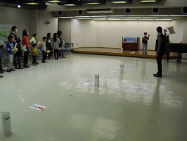 第4回 紙飛行機競技会 写真 競技の様子2