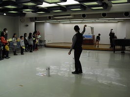 第4回 紙飛行機競技会 写真 競技の様子3