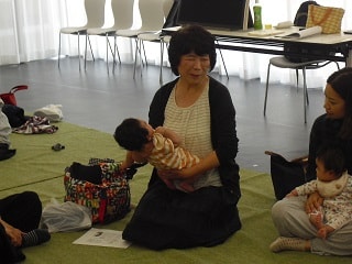 赤ちゃんと一緒にわらべうた 写真