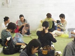 赤ちゃんと一緒にわらべうた 写真
