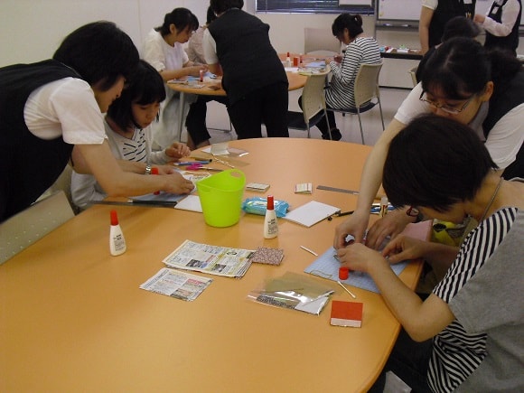 「豆本をつくろう」講座の様子（5）