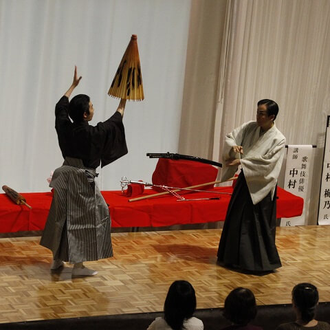 実演「玉汗流山夏争闘（あせながすなつのとりくみ）」場面1