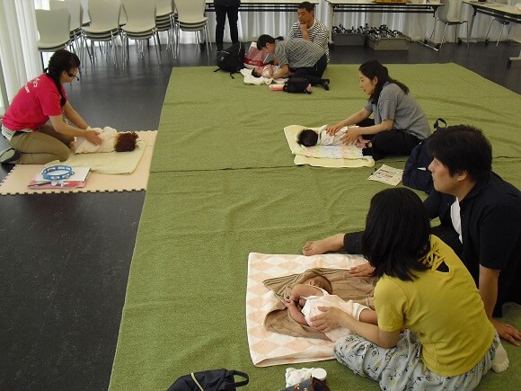 赤ちゃんと一緒にわらべうたベビーマッサージ 写真