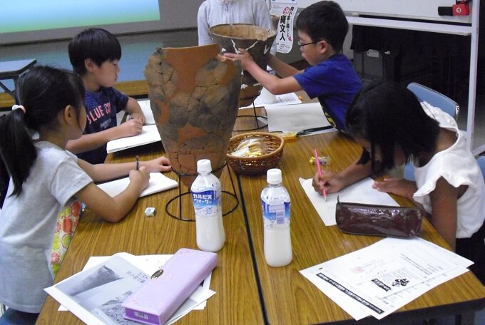 ヒストリーカフェ「向小金で暮らした縄文人」土器の観察5