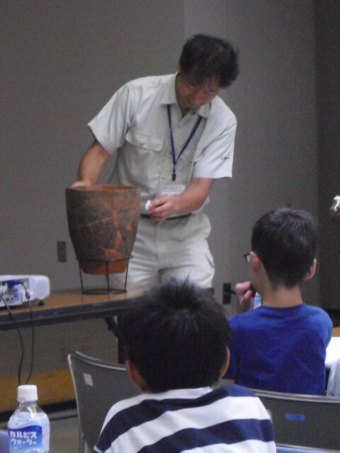 ヒストリーカフェ「向小金で暮らした縄文人」貝の殻をつかって土器に模様をつける