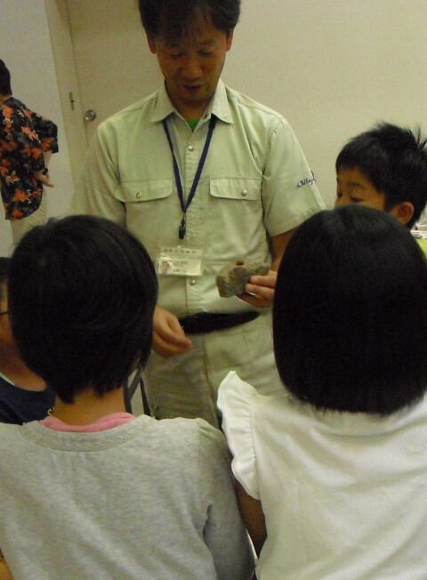 ヒストリーカフェ「向小金で暮らした縄文人」ドングリをすりつぶす石器