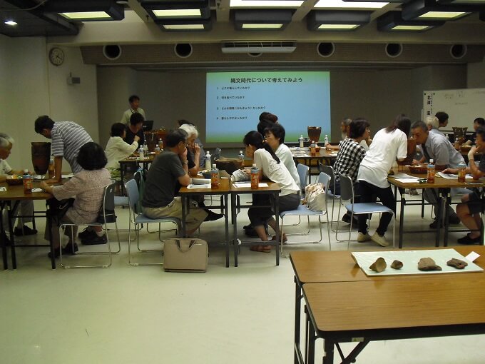 ヒストリーカフェ「向小金で暮らした縄文人」大人の部 土器の観察1