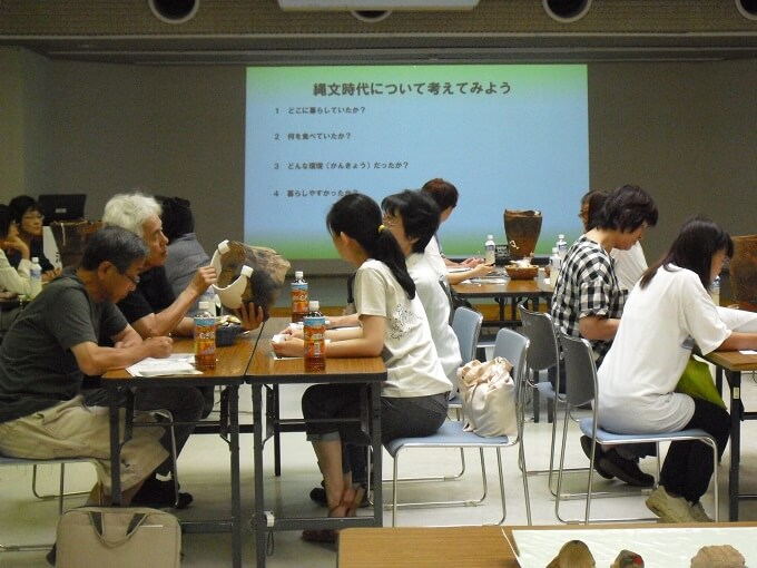 ヒストリーカフェ「向小金で暮らした縄文人」大人の部 土器の観察2