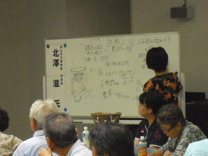 ヒストリーカフェ「向小金で暮らした縄文人」土器を観察してわかったことをホワイトボードにまとめる
