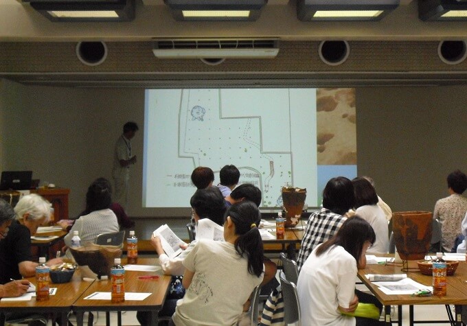 ヒストリーカフェ「向小金で暮らした縄文人」大人の部 土器の観察1