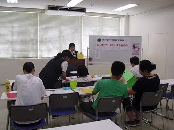 「じゃばらカードケースを作ろう」作業の様子（切り出し）