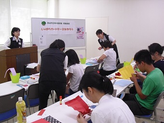 「じゃばらカードケースを作ろう」作業の様子（じゃばら折中）
