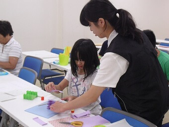 「じゃばらカードケースを作ろう」作業の様子（ポケット仕切り）