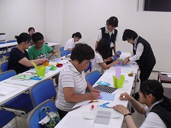 「じゃばらカードケースを作ろう」会場全体の作業の様子