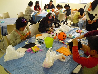 なにになる？変身マスク！ 教室の様子1