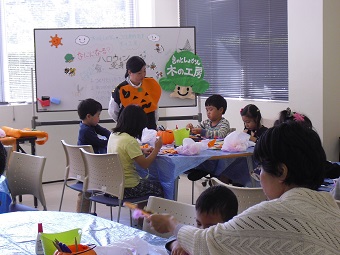 なにになる？変身マスク！ 教室の様子6